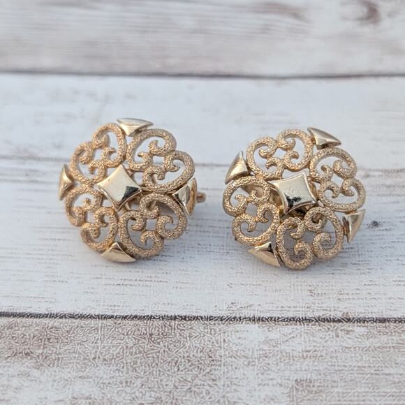 Vintage Avon Clip On Earrings Ornate Gold Tone 7/8" - Picture 2 of 5